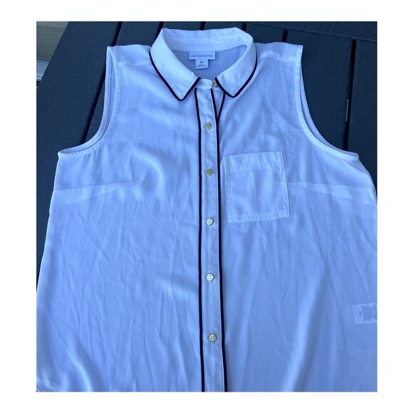 Liz Claiborne sleeveless button down top, white, women's size PS - Picture 3 of 6